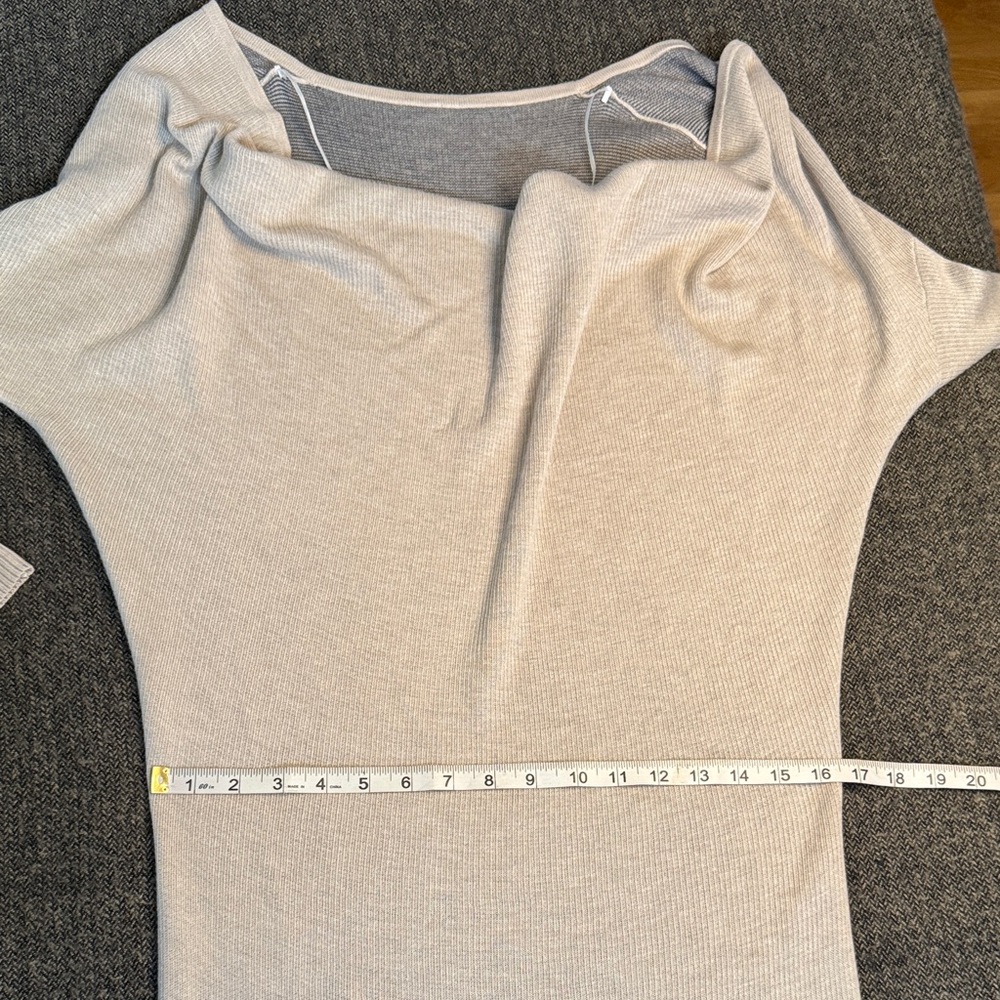 Lululemon Serenity Sweater Wrap
Heathered Cashew / Coal Reversible est 6-8 - Picture 8 of 11